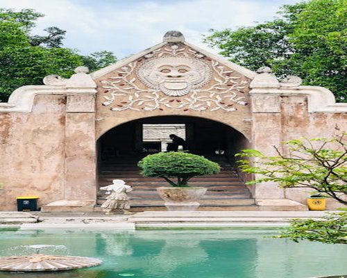 Jalan sore di taman kota